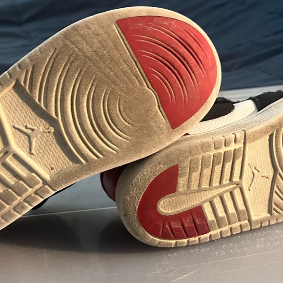 Nike Air Jordan Size 2 Y ALT Black Toe White Gym Red BQ6066-116 PS 1 Low Shoes - Picture 6 of 9